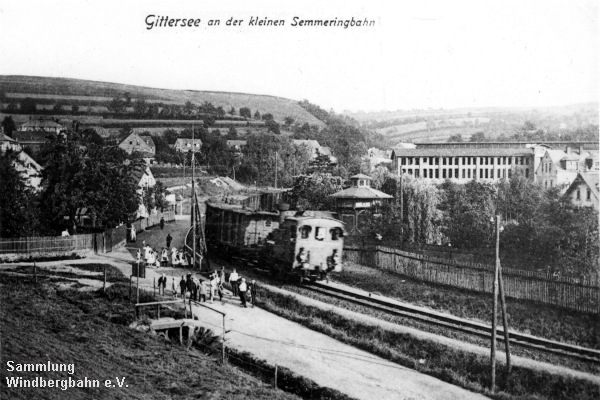 <b>Postkarte mit einer Ansicht von Gittersee um 1908 und Semmeringbahn-Zug mit VII T-Lok in Höhe Elektrizitätswerk</b><br /><i>Archiv Windbergbahn e.V.</i>